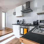 Cosy Flat In Free Parking Area, Next To Bus Stop