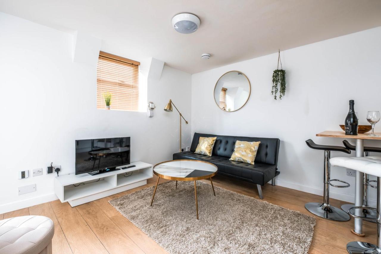 Apartment Cosy Flat In Free Parking Area, Next To Bus Stop