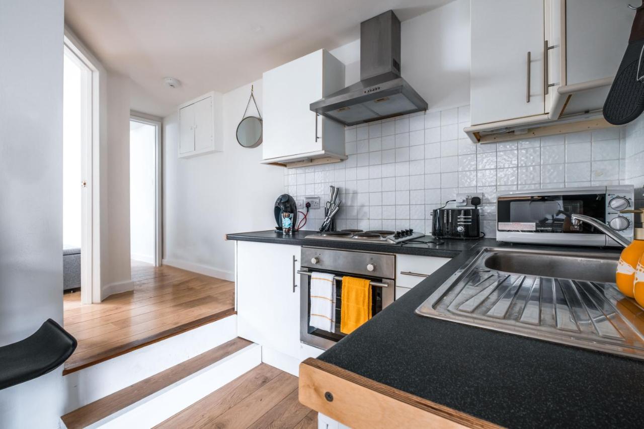 Cosy Flat In Free Parking Area, Next To Bus Stop Apartment