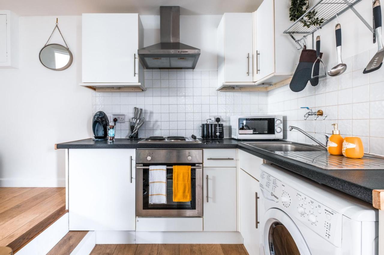 Apartment Cosy Flat In Free Parking Area, Next To Bus Stop *