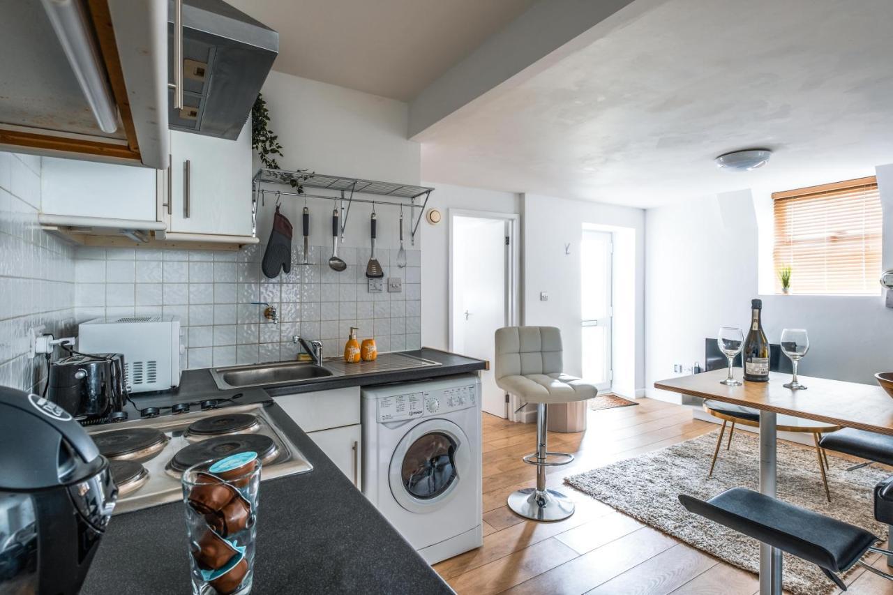 Cosy Flat In Free Parking Area, Next To Bus Stop Apartment *