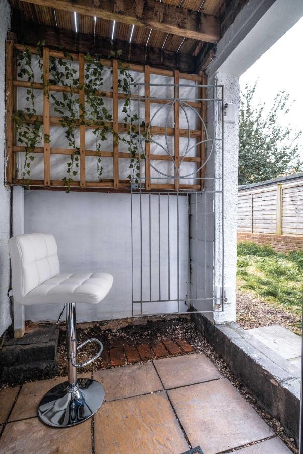 Cosy Flat In Free Parking Area, Next To Bus Stop Apartment *