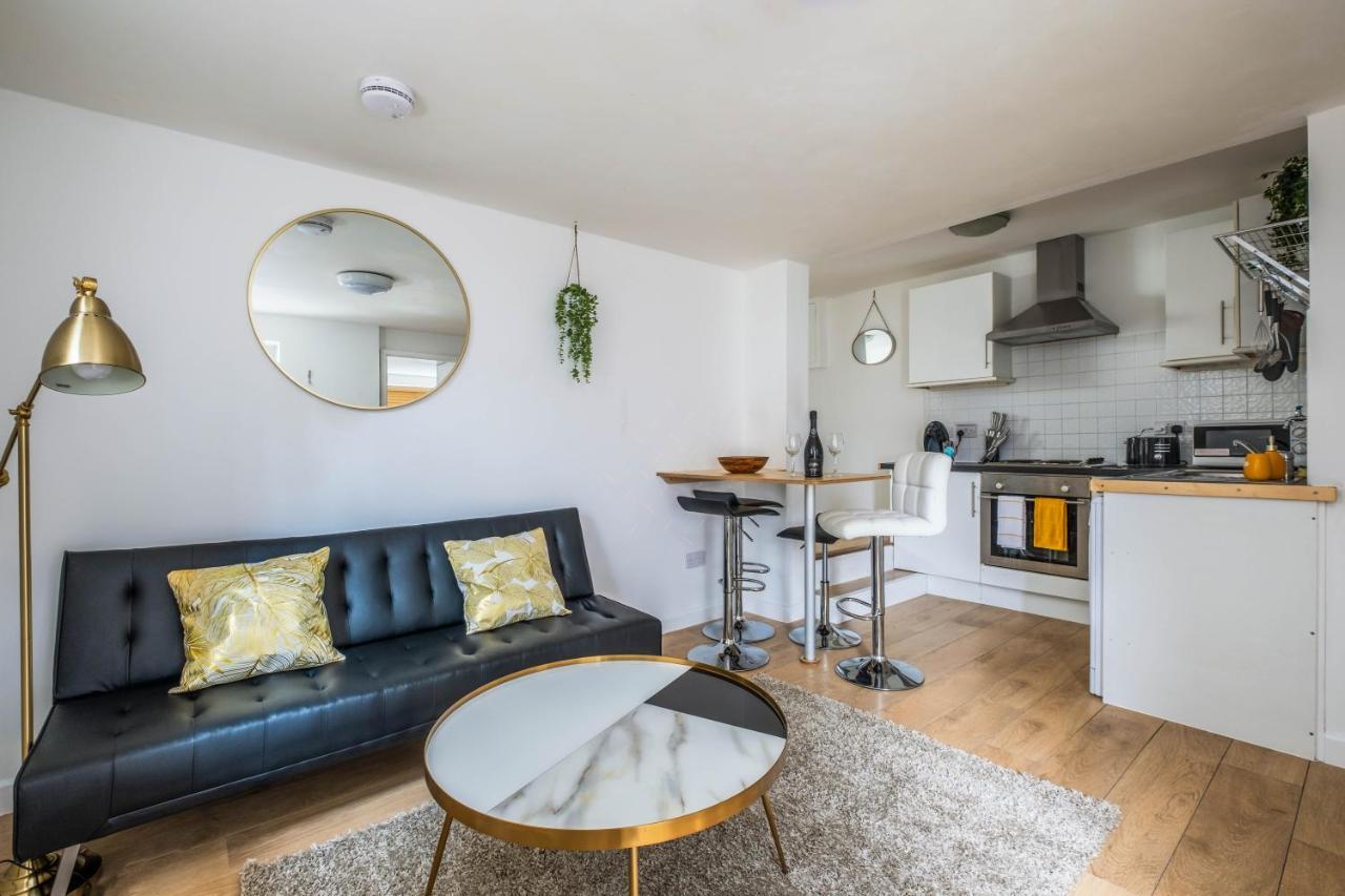 Apartment Cosy Flat In Free Parking Area, Next To Bus Stop *