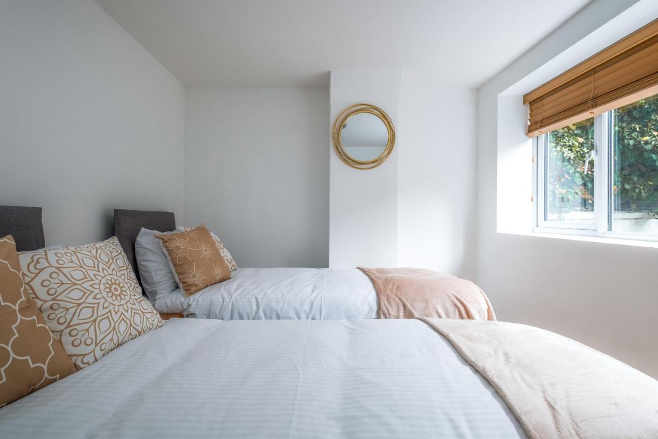 Cosy Flat In Free Parking Area, Next To Bus Stop *