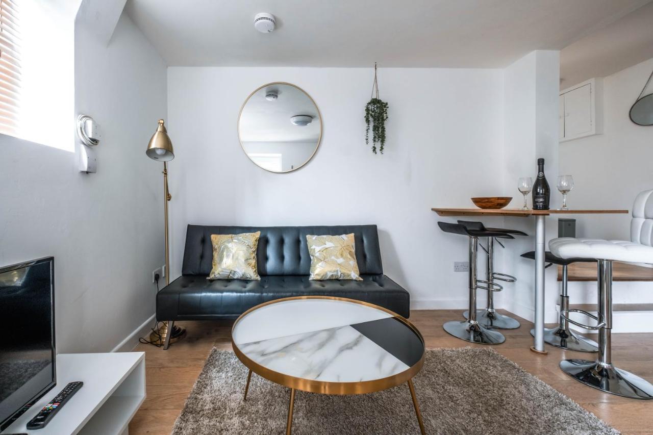 Cosy Flat In Free Parking Area, Next To Bus Stop