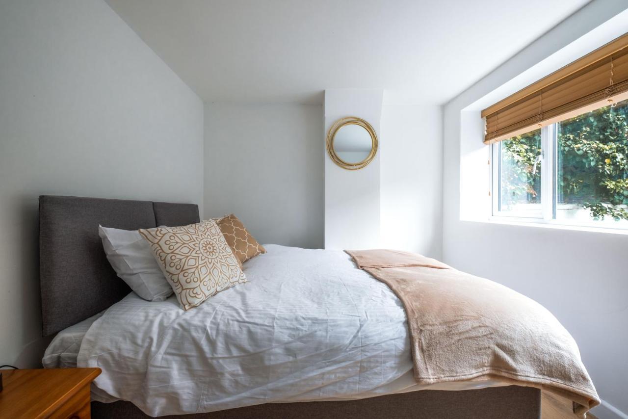 Cosy Flat In Free Parking Area, Next To Bus Stop Apartment