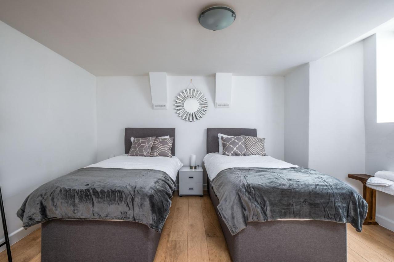 Apartment Cosy Flat In Free Parking Area, Next To Bus Stop *